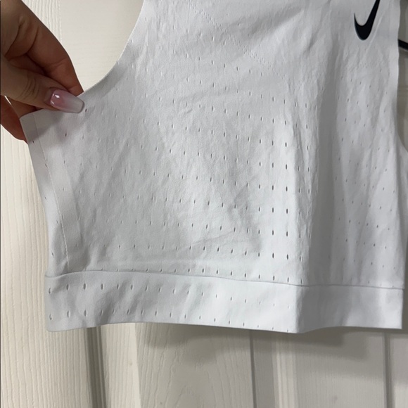 Nike AeroSwift Cropped Running Sport Top Size Medium - Picture 3 of 9